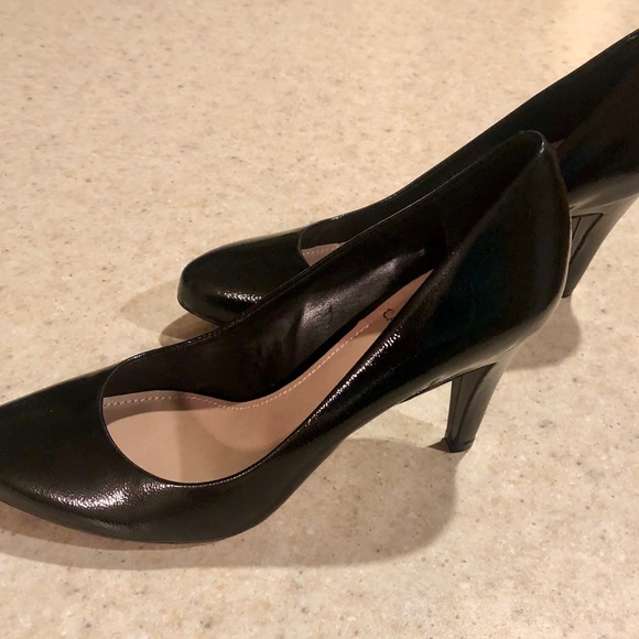 Vince Camuto Shoes - Vince Camuto Black patent Leather Pumps